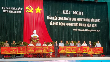 Viện Hải dương học nhận cờ thi đua của UBND Tỉnh Khánh Hòa cho đơn vị xuất sắc, dẫn đầu khối thi đua Viện, phân Viện Trung ương năm 2020