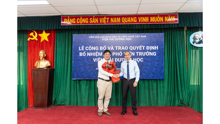 Lễ công bố và trao quyết định bổ nhiệm lại Phó Viện trưởng Viện Hải dương học