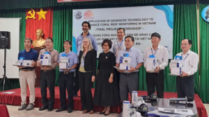 Đại diện Viện Hải dương học và AIMS trao tặng thiết bị giám sát rạn san hô cho một số KBTB