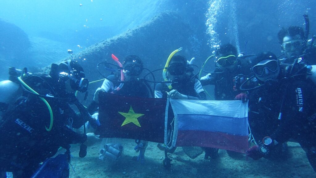 Viên chức/cán bộ nghiên cứu Phòng Sinh thái và Môi trường biển và các phòng/trung tâm khác tham gia Đoàn khảo sát trên tàu Viện sĩ OPARIN (02/5/2025– 26/5/2025)