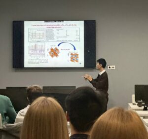 ThS. NVC. Nguyễn Thành Nghiêm trình bày báo cáo tại hội nghị Ứng dụng tán xạ neutron trong nghiên cứu vật chất ngưng tụ (RNICS), Tomsk - Liên bang Nga.
