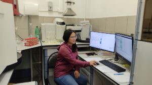 TS. NCVC. Đoàn Phan Thảo Tiên tiến hành đo mẫu trên Hệ đo ICP-OES, Viện JINR, Dubna - Liên bang Nga