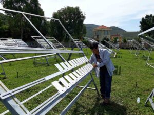 ThS. NCV. Nguyễn Hoàng thử nghiệm mẫu sơn tại Trạm nghiên cứu và thử nghiệm Đầm Bấy, đảo Hòn Tre, Khánh Hòa