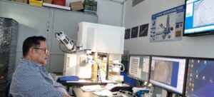 Hình 1: GS. TS Nguyễn Ngọc Lâm với thiết bị SEM