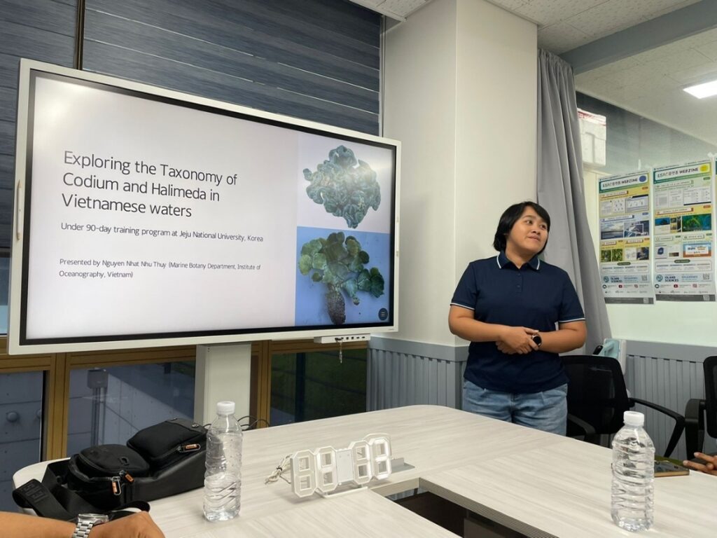 Hình 3: ThS Nguyễn Nhật Như Thủy báo cáo kết thúc khóa tập huấn 3 tháng tại Viện Nghiên cứu khoa học cơ bản, ĐHGQ Jeju, Hàn Quốc.