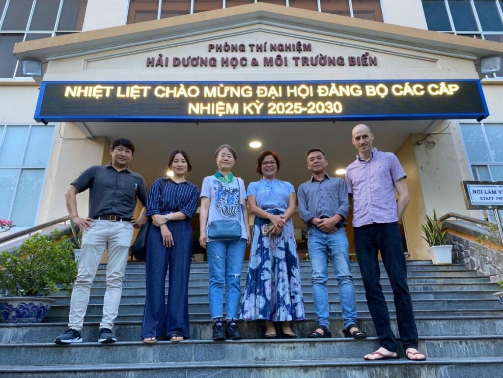 Hình 4: PGS Đào Việt Hà tiếp đoàn ĐHQG Jeju, Hàn Quốc tại Viện Hải dương học