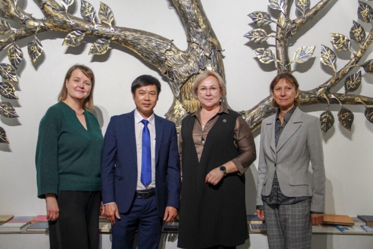 PGS.TS. Phạm Đức Thịnh (thứ hai, từ trái sang) cùng Hiệu trưởng (thứ ba, từ trái sang) và các nhà khoa học Trường Đại học Hóa học và Công nghệ Ivanovo